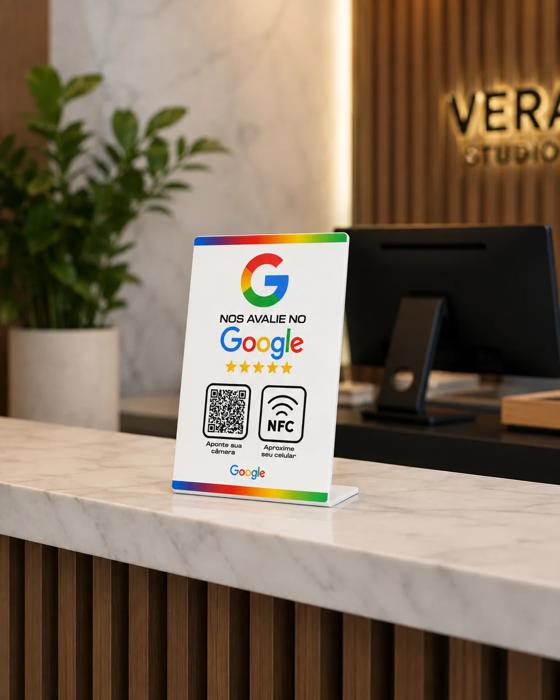 Placa de Avaliação Google em uso sobre o balcão de recepção de um estabelecimento